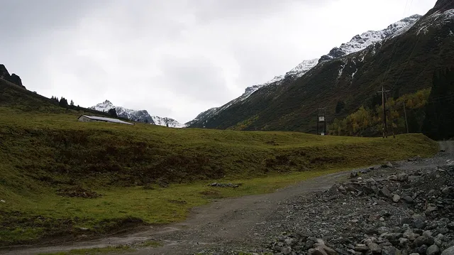 Untere Valzifenzalpe mit der umgebenden Berglandschaft im Valzifenztal.