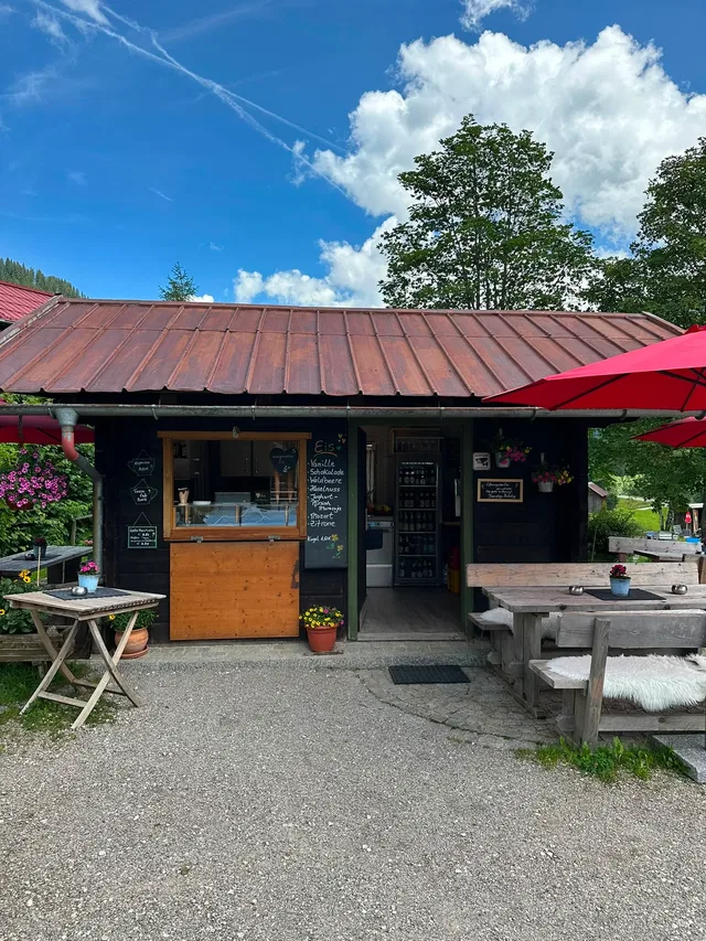Gastrostand mit Sitzplätzen am Minigolfplatz Baad