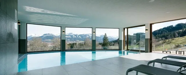 Panorama-Infinity-Sprudelbad der Kühbergalp mit Bergblick