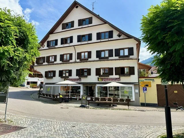 Gebäude des Hindelanger Käsemarkts mit Verkaufsräumen im Erdgeschoss