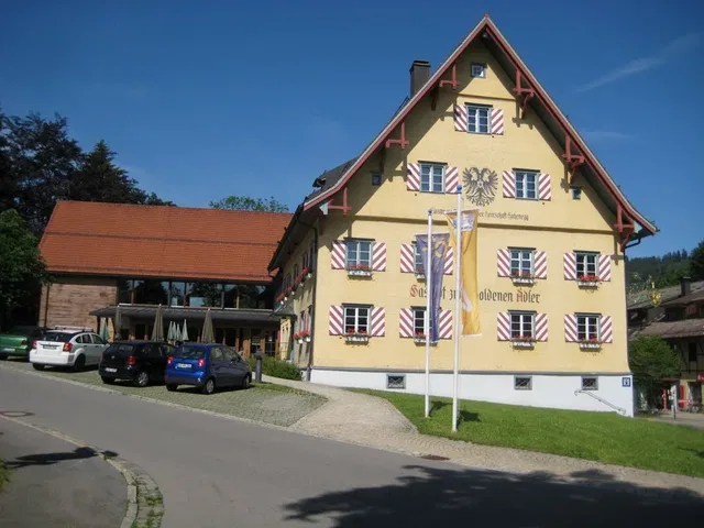Historisches Amtshaus und Gasthof Adler in Weitnau am Start des Carl-Hirnbein-Wegs.