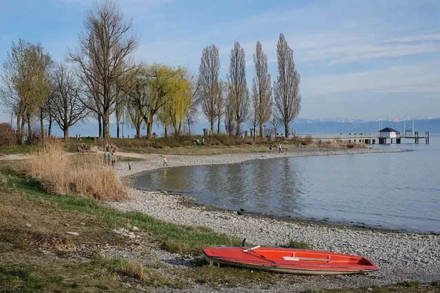 Bodenseeufer in Immenstaad mit Boot und Landesteg