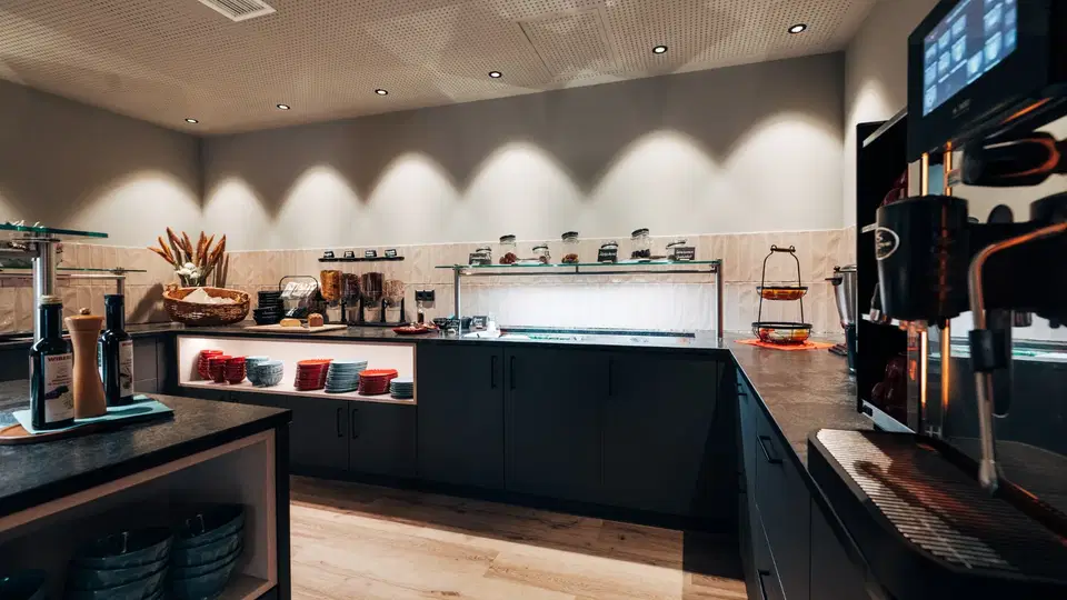 Frühstücksbuffet mit Kaffeeautomat im Hotel Zum Goldenen Hirsch.