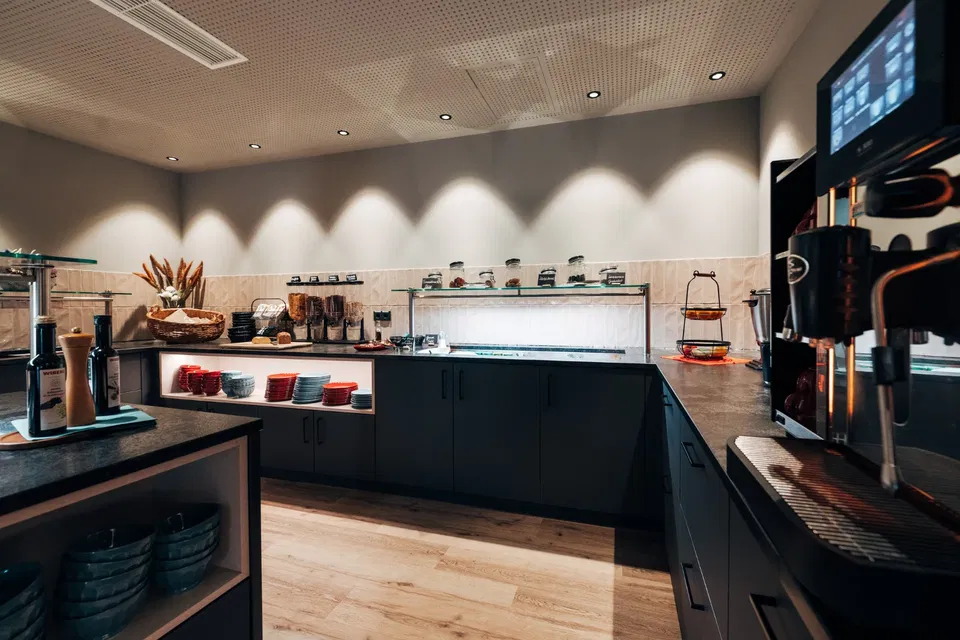 Frühstücksbuffet mit Kaffeeautomat im Hotel Zum Goldenen Hirsch.