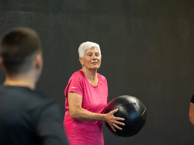 Teilnehmerin mit Medizinball