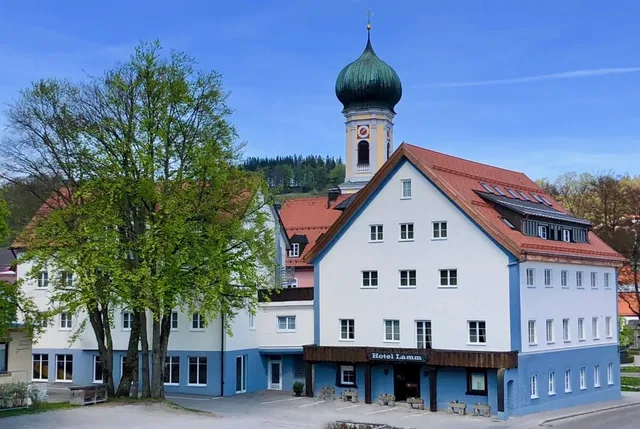 Außenansicht des Hotels Lamm am Kirchplatz neben dem Kirchturm
