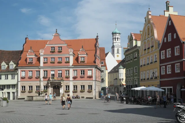 Rathaus und historische Fassaden am Marktplatz in Memmingen