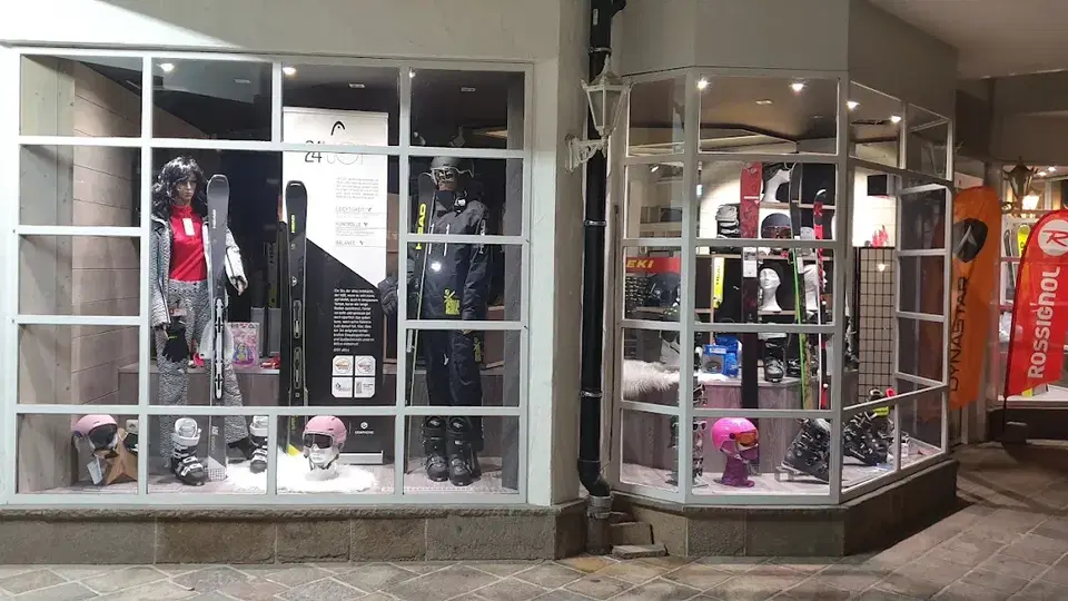 Schaufenster eines Modeladens mit Winterkleidung und Helmen