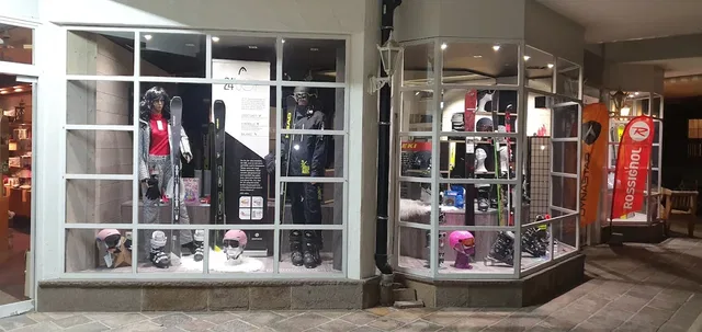 Schaufenster eines Modeladens mit Winterkleidung und Helmen