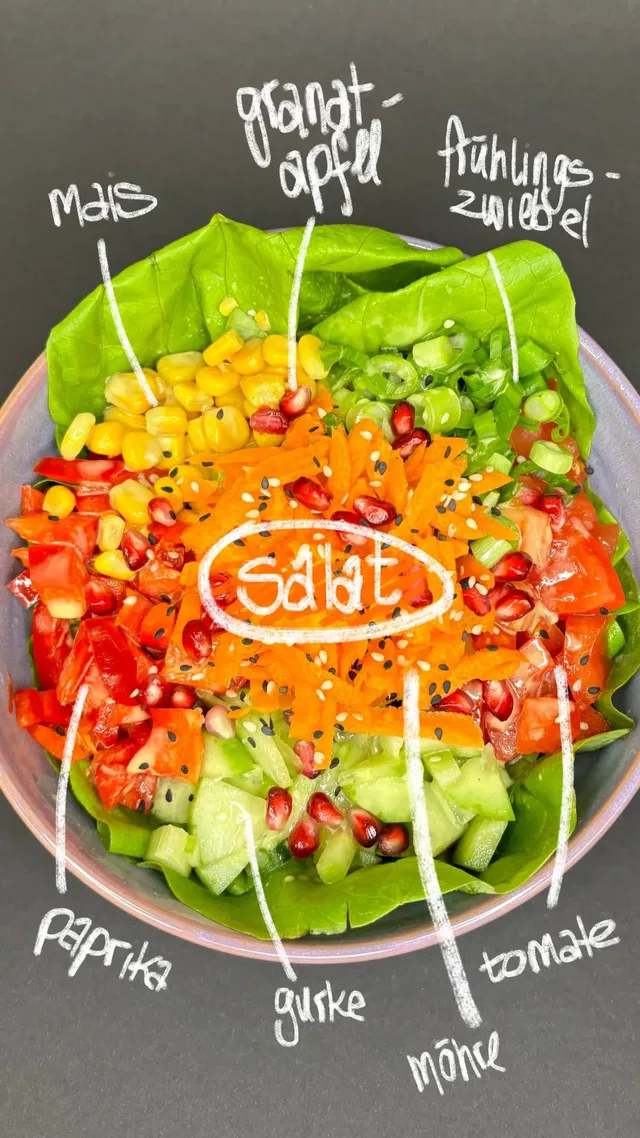 Bunter Salat mit Gemüse und Obst (Salat, Paprika, Gurke, Tomate, Mais, Granatapfel, Karotten, Frühl春