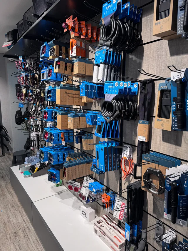 Regal mit blau verpacktem Elektronik- und Kabelzubehör, Kabeln und Kleinteilen im Shop.