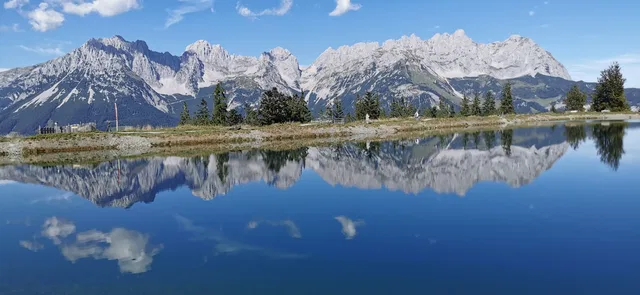 Kalkstein-Bergpanorama mit Spiegelung in einem See