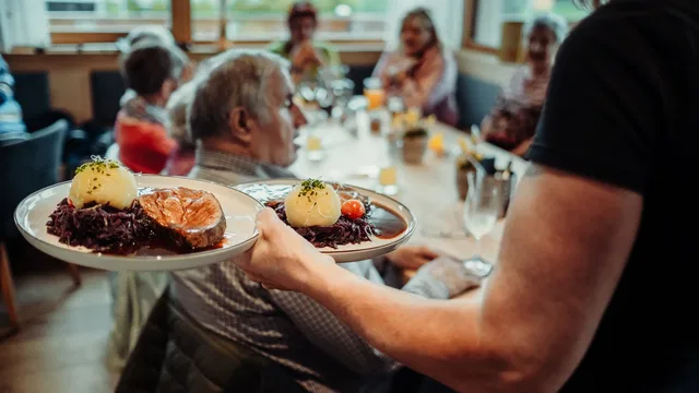 Service in der Gaststube Bienenkorb
