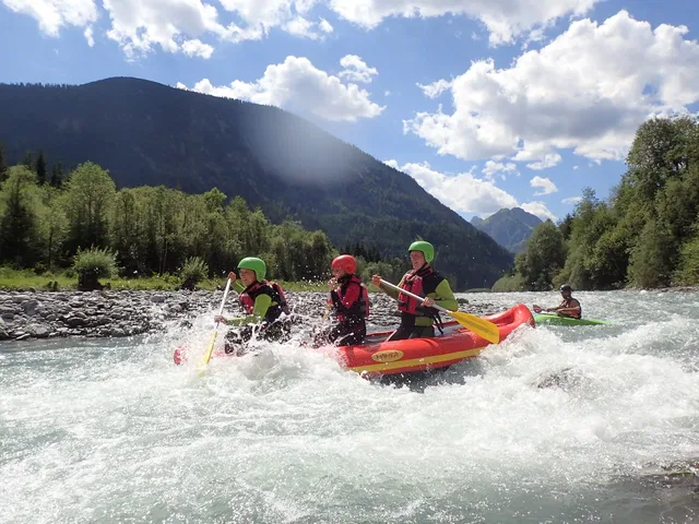 Teilnehmende im Schlauchcanadier auf bewegtem Wasser