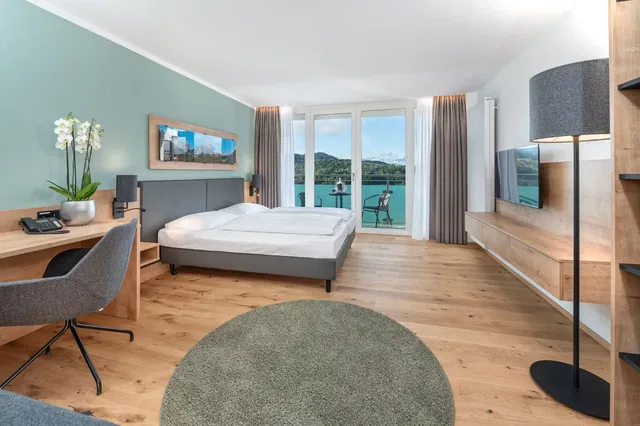 Renoviertes Schlafzimmer mit Balkon im AllgäuSternHotel
