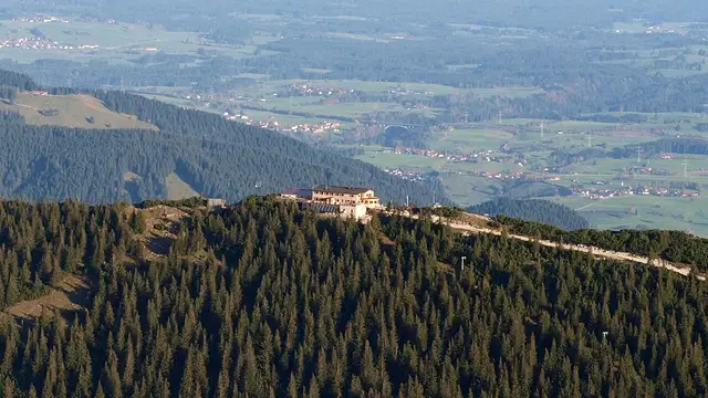 Blick vom Aggenstein zur Ostlerhütte auf dem Breitenberg bei Pfronten.