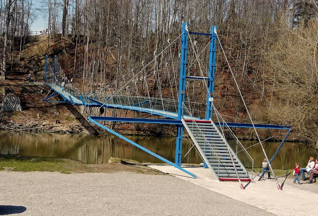 Blaue Hängebrücke über die Iller zwischen Fischers und Pfosen bei Altusried