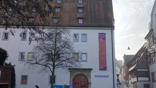 Fassade und Eingang des Museums Brot und Kunst in der Ulmer Salzstadelgasse Ortsmotiv.
