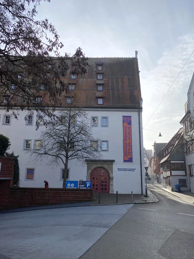 Historisches Museumsgebäude mit Ziegeldach und Ausstellungbanner in einer Altstadtstraße