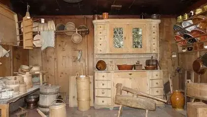 Historische Holzküche im Heimatmuseum mit Holzschränken, Töpfen und Utensilien